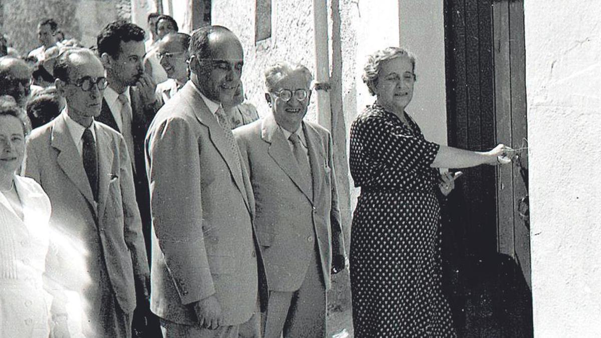 Carles Riba i Clementina Arderiu, durant l'entrega de la casa de Cadaqués.