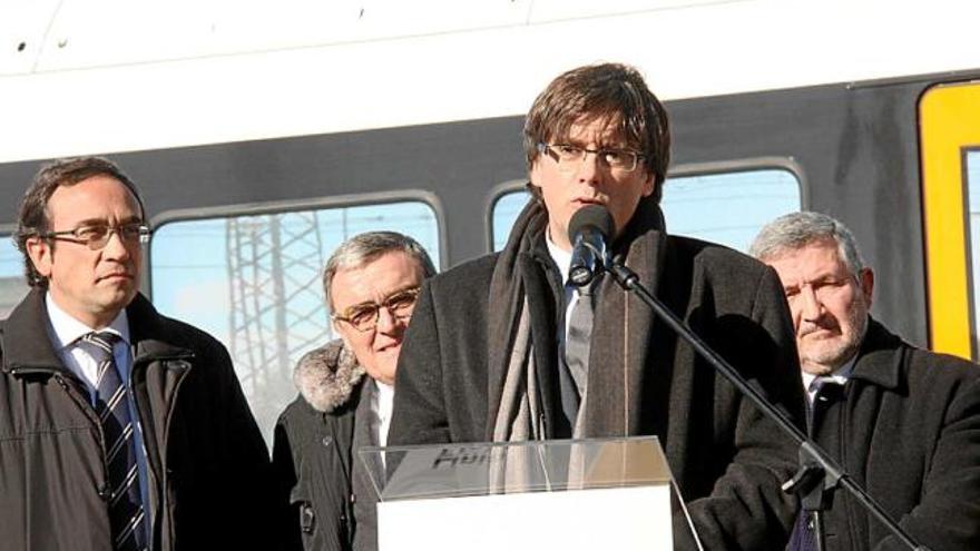 Puigdemont, acompanyat de Rull i de l&#039;alcalde de Lleida, Àngel Ros