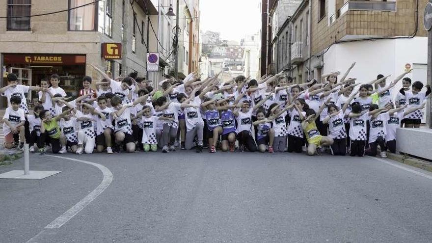 Arriba, los participantes en las categorías escolares en Banda do Río. A la izq., la carrera absoluta instantes antes de la salida. // Cortesía Salvador Santos