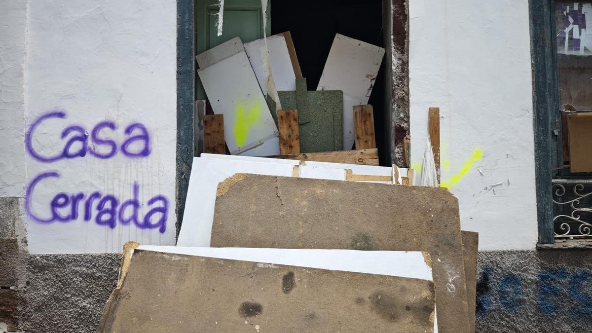 La puerta de la casa de El Toscal aparece cubierta de tablones tras la marcha de los okupas de madrugada.