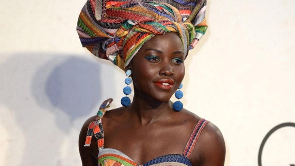 Lupita Nyong'o imita a Enrique Iglesias y NOS ENCANTA