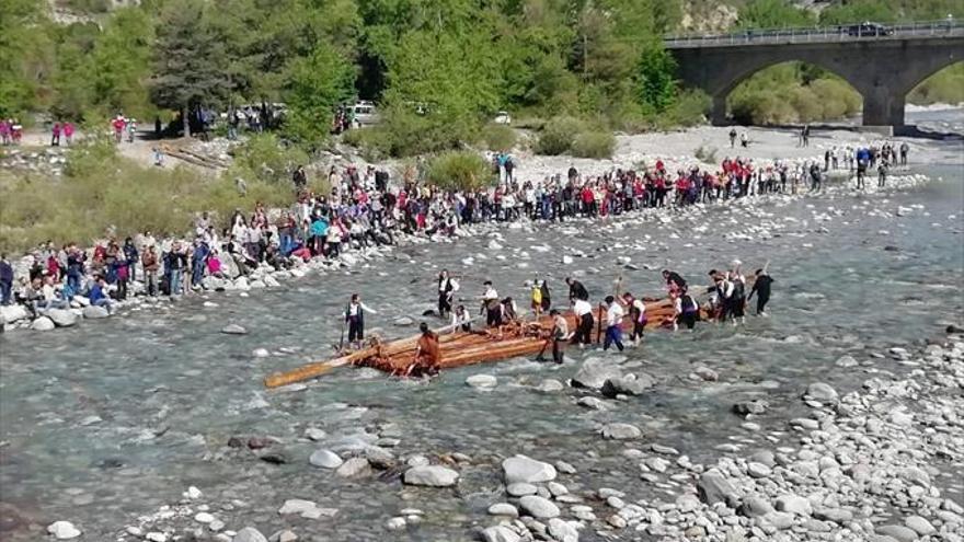 El buen tiempo acompaña un concurrido descenso de navatas