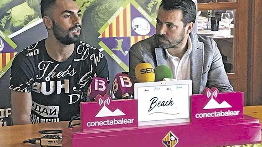 Diego Nunes durante la presentación junto al director deportivo Jose Tirado.