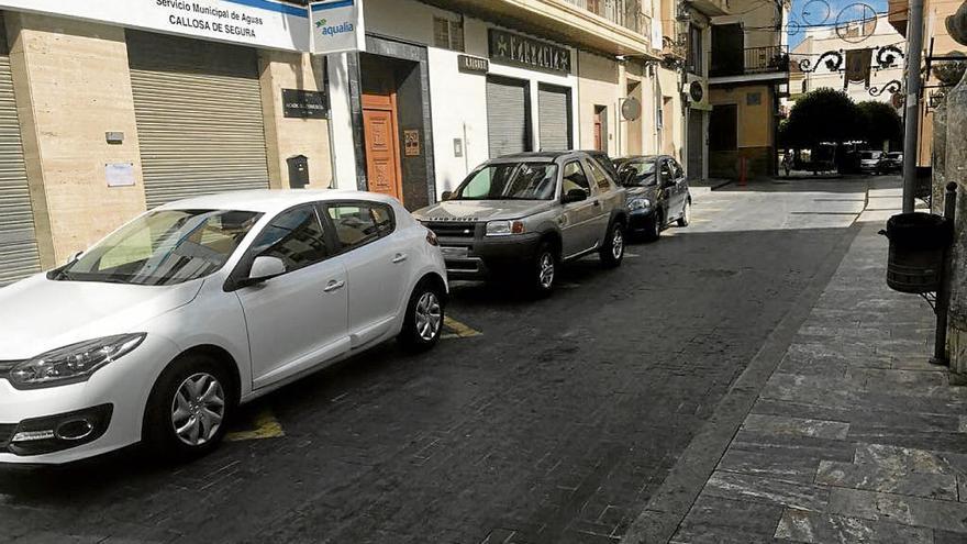 El parque móvil policial, con el vehículo alquilado, en primer término, y los dos coches sin rotulación ni distintivos.