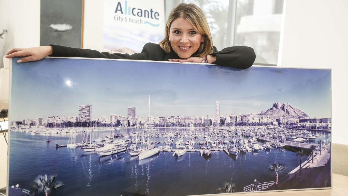 La vicealcaldesa y responsable de Turismo, Mari Carmen Sánchez, posa con una imagen de Alicante