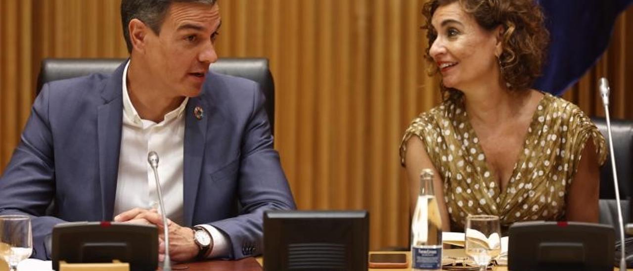 El presidente del Gobierno y secretario general del PSOE, Pedro Sánchez, y la ministra de Hacienda y vicesecretaria general del partido, María Jesús Montero, este 12 de septiembre de 2022, antes de la reunión con el Grupo Parlamentario Socialista en el Congreso.