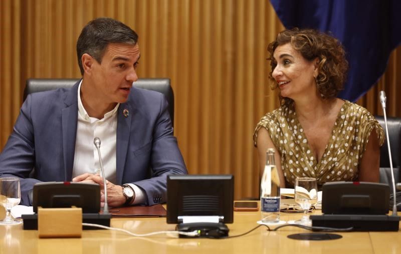 El presidente del Gobierno y secretario general del PSOE, Pedro Sánchez, y la ministra de Hacienda y vicesecretaria general del partido, María Jesús Montero, este 12 de septiembre de 2022, antes de la reunión con el Grupo Parlamentario Socialista en el Congreso.