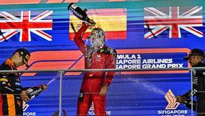 Sainz, en lo alto del podio de Singapur, escoltado por Norris y Hamilton