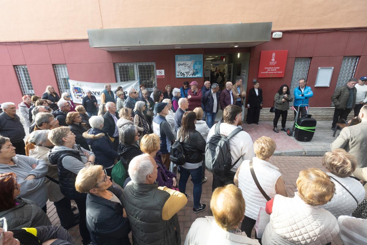 Los vecinos de San Gabriel se concentran por la falta de médicos
