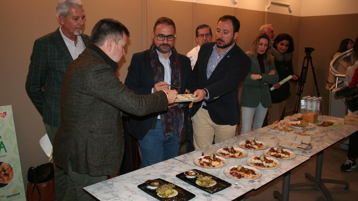 Juan Marín, Diego José Mateos y Francisco Morales, probaban algunas de las tapas en las que la alcachofa era la protagonista.