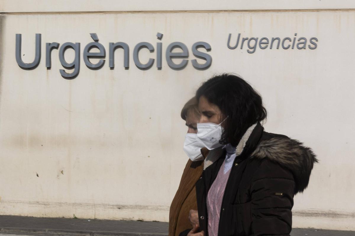 Dos pacientes cruzan la puerta de Urgencias de la Fe, ayer.