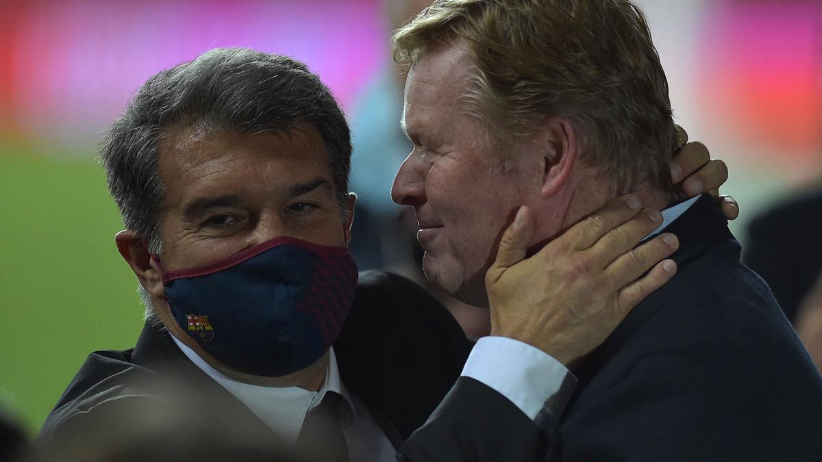 Laporta abraza a Koeman tras ganar la Copa del Rey en Sevilla.