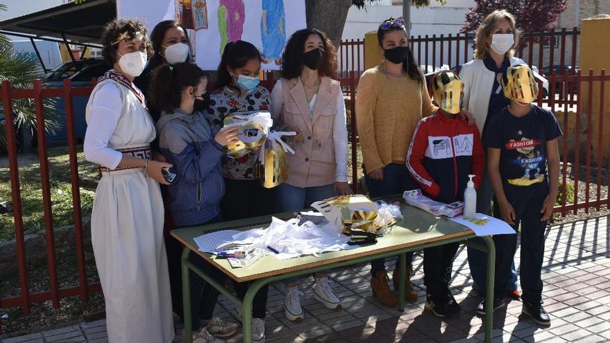 La delegada de Educación, con alumnos del colegio Maestro Enrque Asensi.