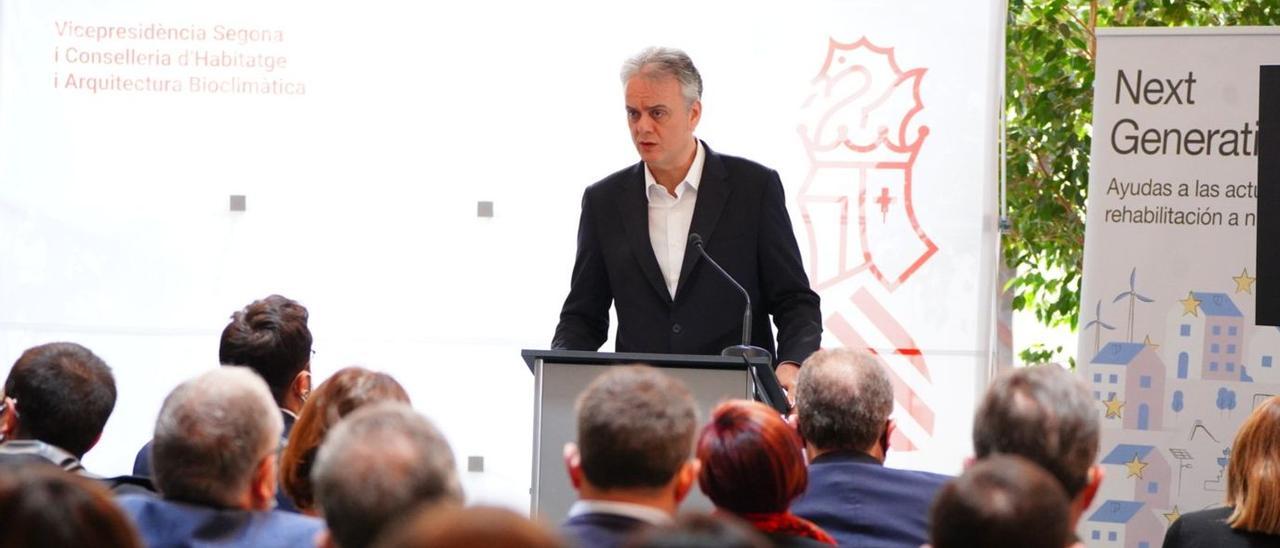 Héctor Illueca, durante la presentación de la convocatoria de ayudas a la rehabilitación de barrios valencianos.