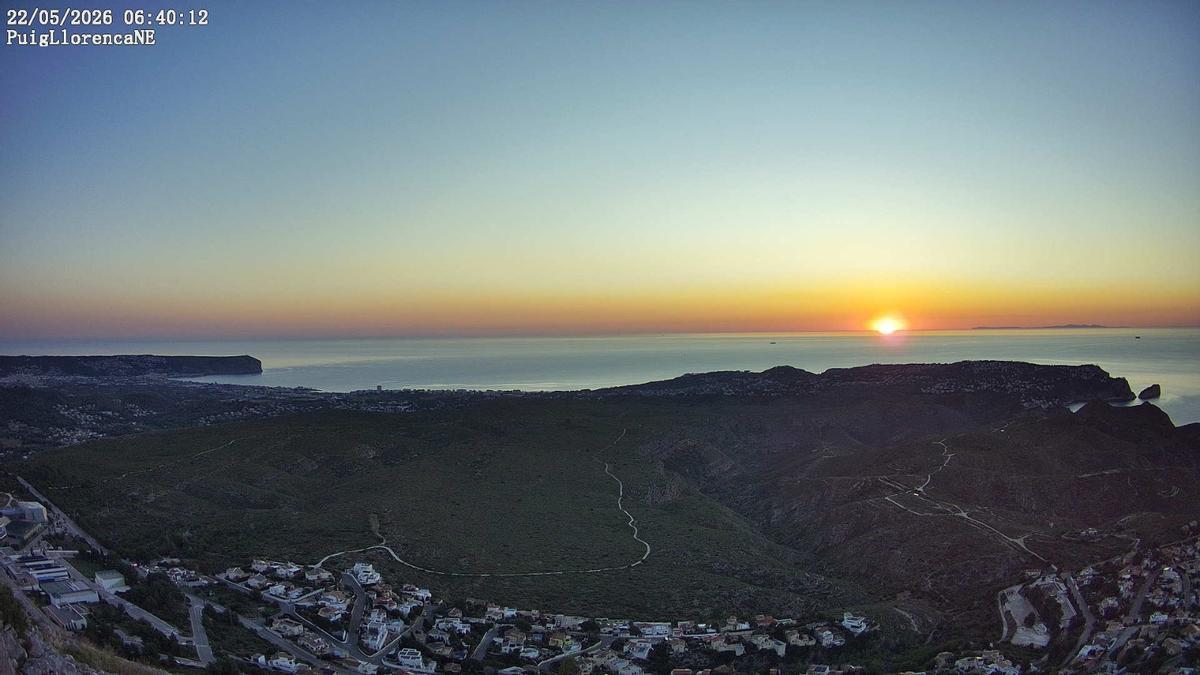 El amanecer observado desde la webcam de Avamet en el Puig de la Llorença