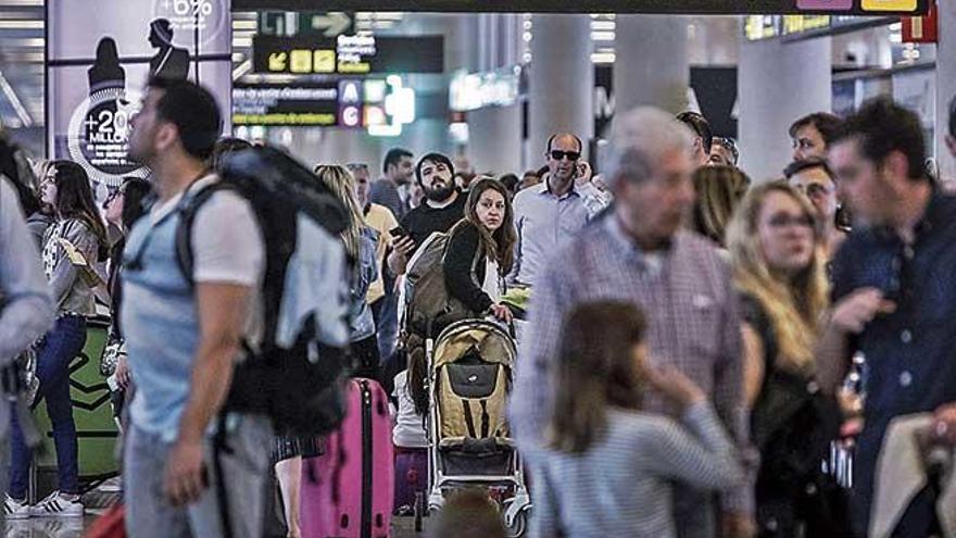 Las aerolíneas justifican que pocas transporten a menores porque es demasiado responsablidad si hay retrasos y cancelaciones.