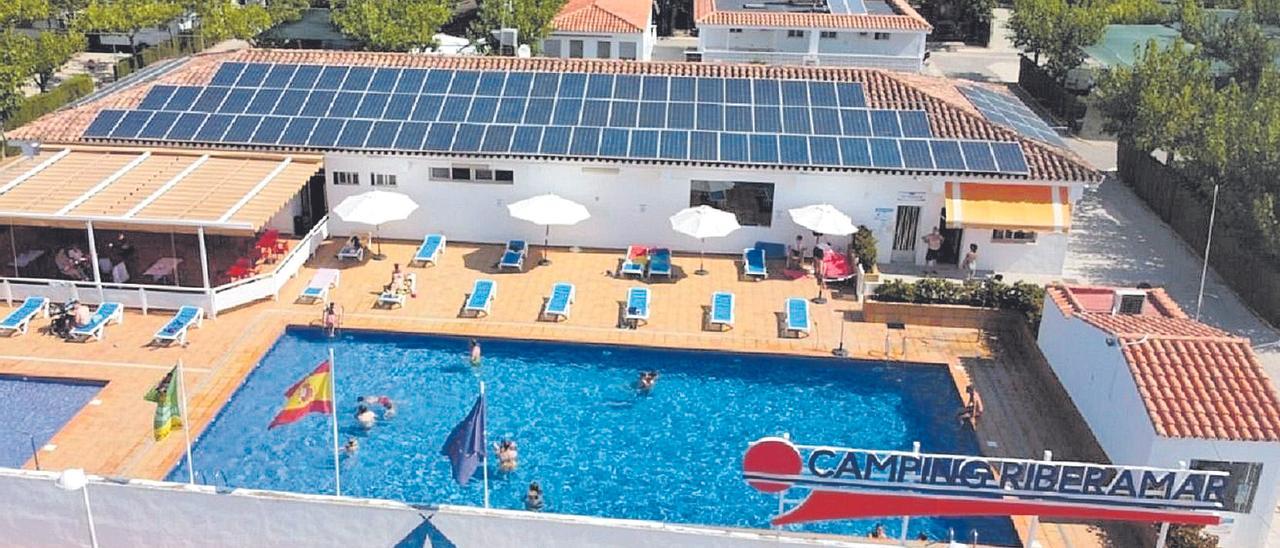 El cámping Riberamar en Orpesa ya usa luz solar para autoconsumo. El hotel Peñíscola Plaza Suites proyecta un huerto solar. Y casa rural El Faixero de Cinctorres lleva meses con fotovoltaica.