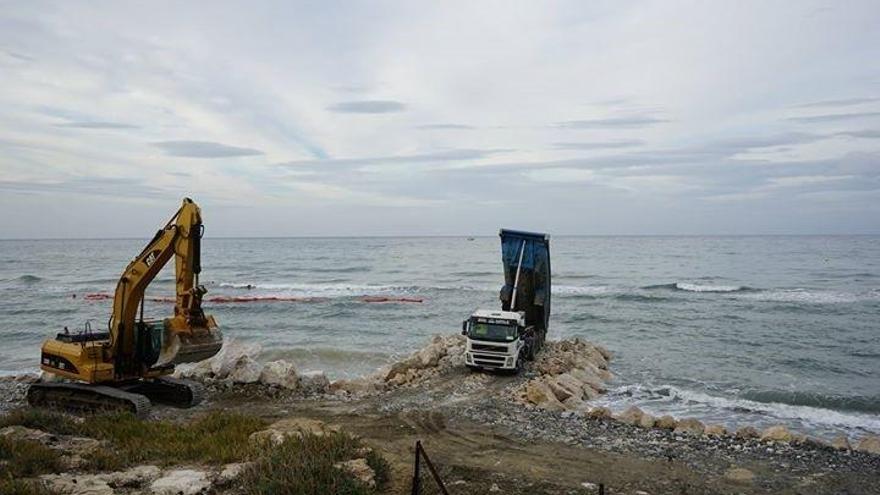 Trabajos de las excavadoras en la playa de Ferrara.