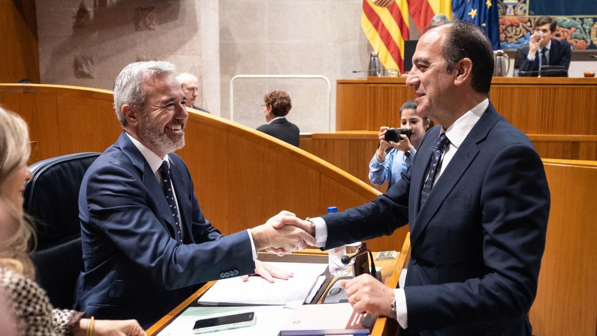 El presidente Jorge Azcón saluda al consejero José Luis Bancalero, este viernes en el pleno.