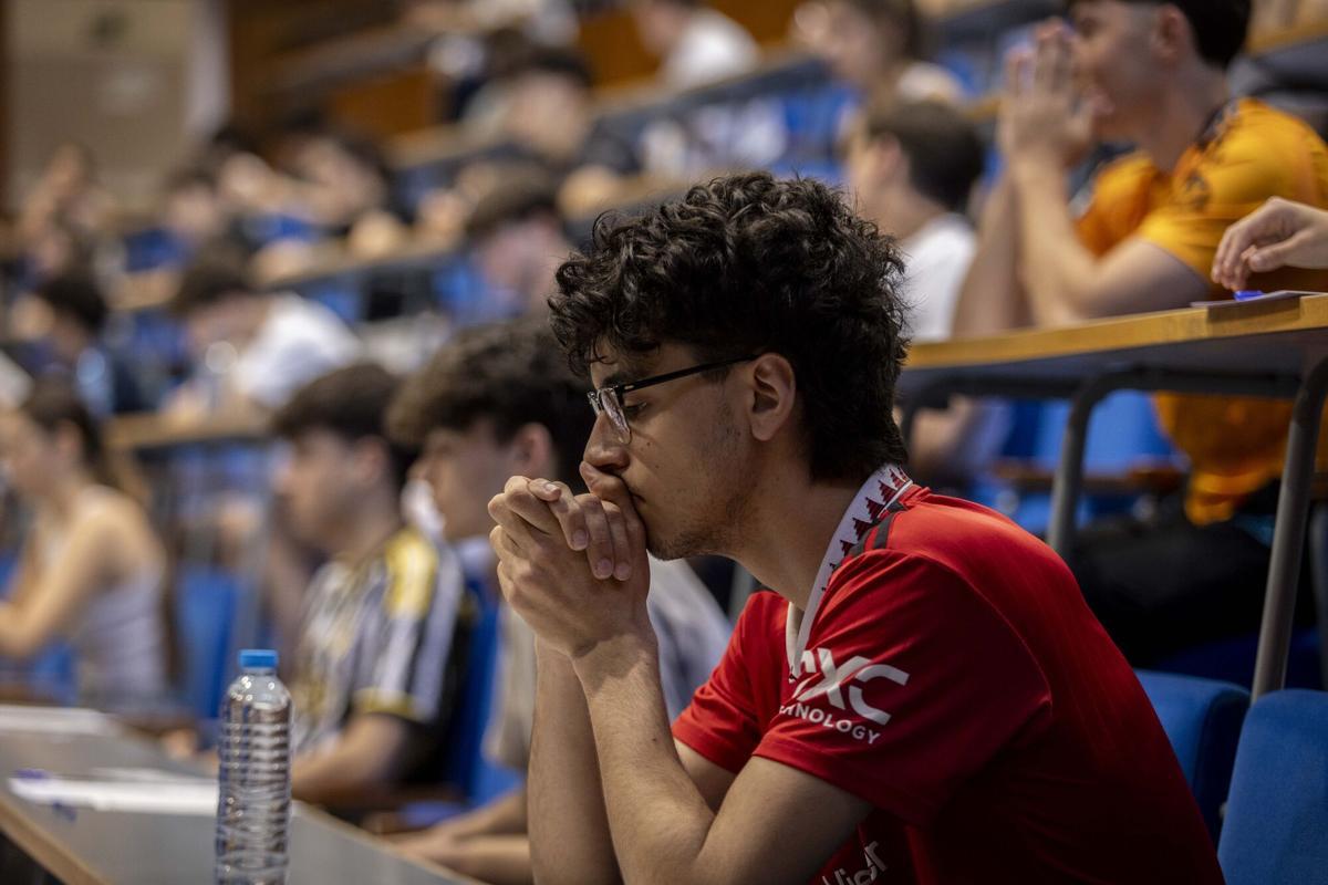 Un joven sufriendo antes del primer examen de la PAU del año pasado en Zaragoza