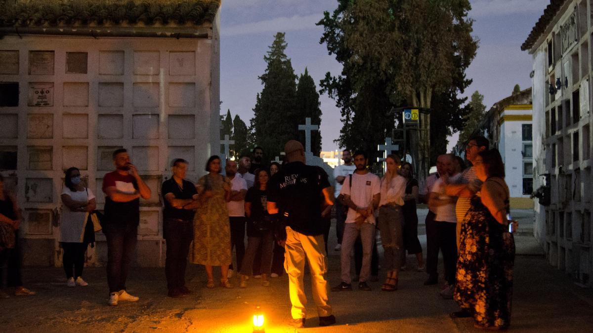 Participantes en la primera ruta nocturna por el cementerio de La Salud