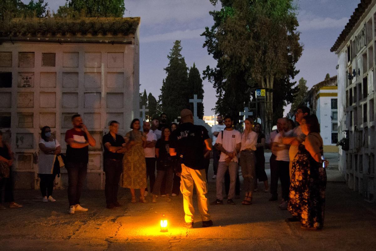 Participantes en la primera ruta nocturna por el cementerio de La Salud