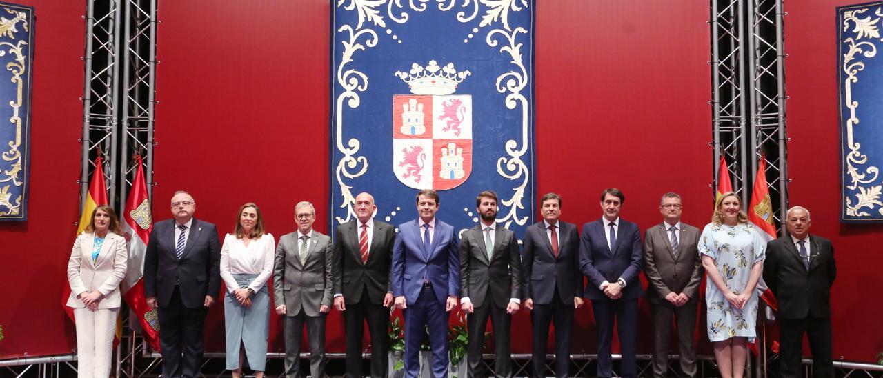 Foto de familia del presidente Alfonso Fernández Mañueco (centro) con los miembros de su nuevo Gobierno. | Rubén Cacho / ICAL