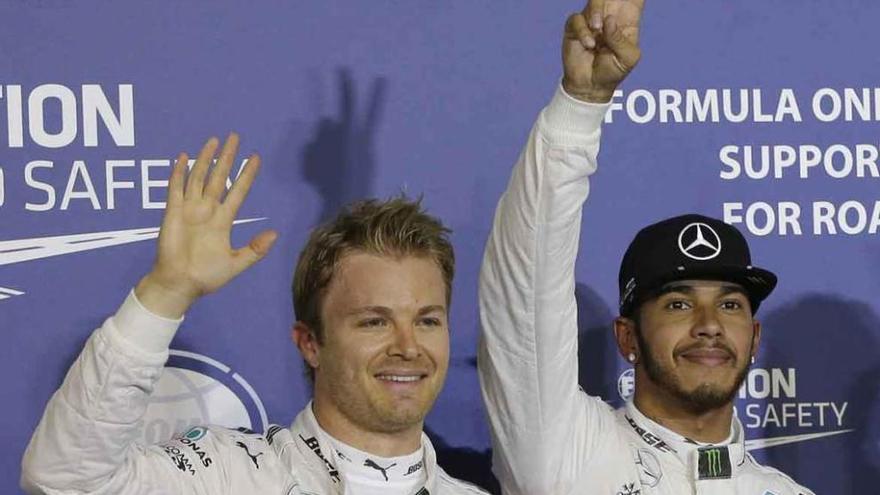 Nico Rosberg, izquierda, saluda al lado de Hamilton.