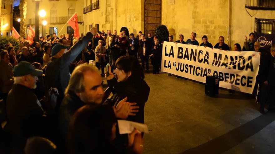 Más de 150 personas protestan en Elche contra la sentencia del Supremo sobre las hipotecas