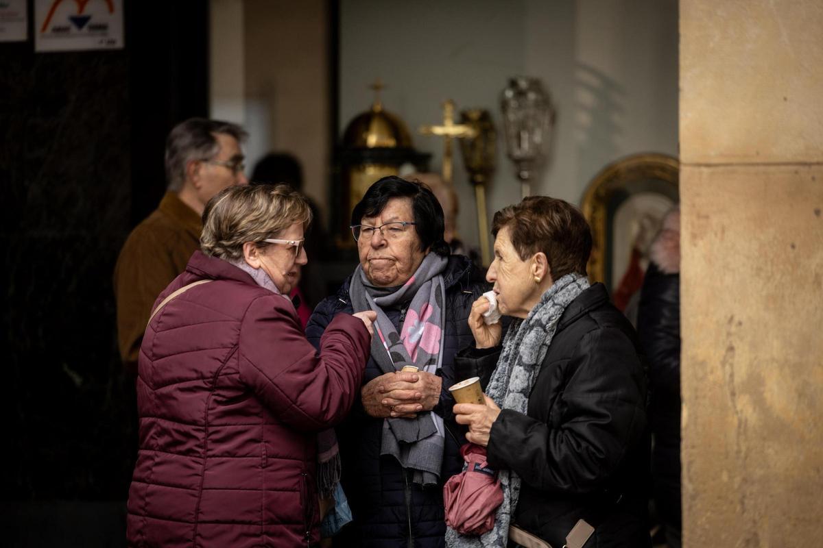 En imágenes | El Periódico de Aragón reparte roscón por San Valero en la plaza del Pilar de Zaragoza