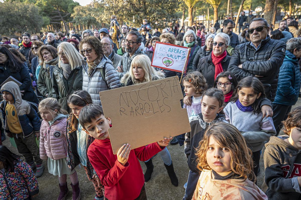 Vecinos del Eixample se manifiestan por primera vez en el parque Joan Miró contra la tala de 170 árboles por las obras de unión del FGC