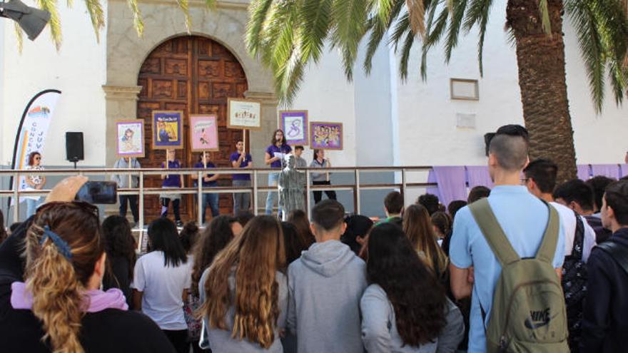 Momento del acto celebrado en la plaza González Mena, ayer.