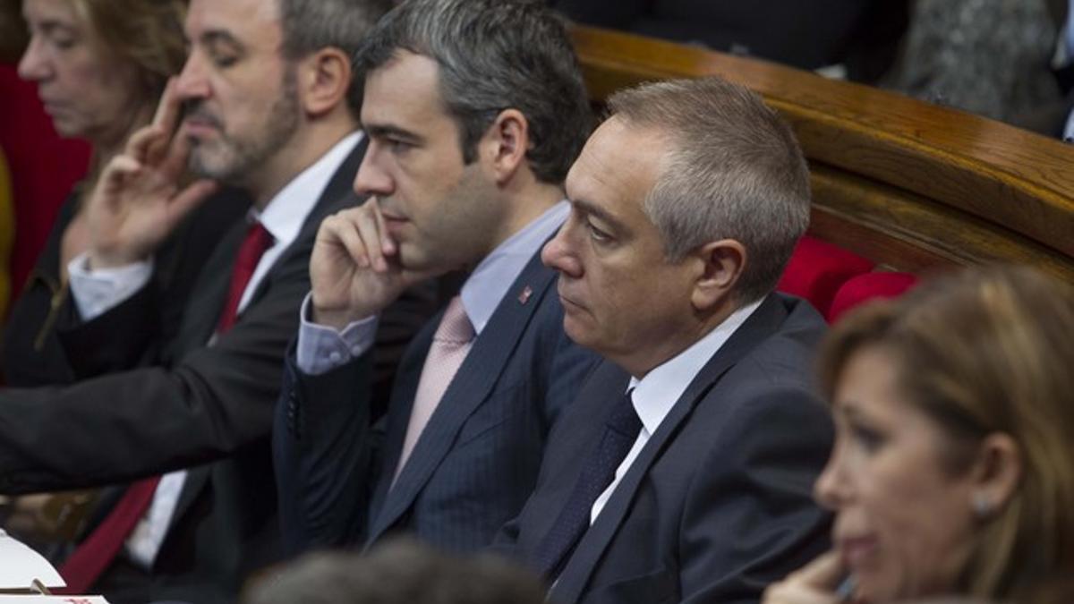 Pere Navarro, junto a Maurici Lucena, en sus escaños, en el Parlament.