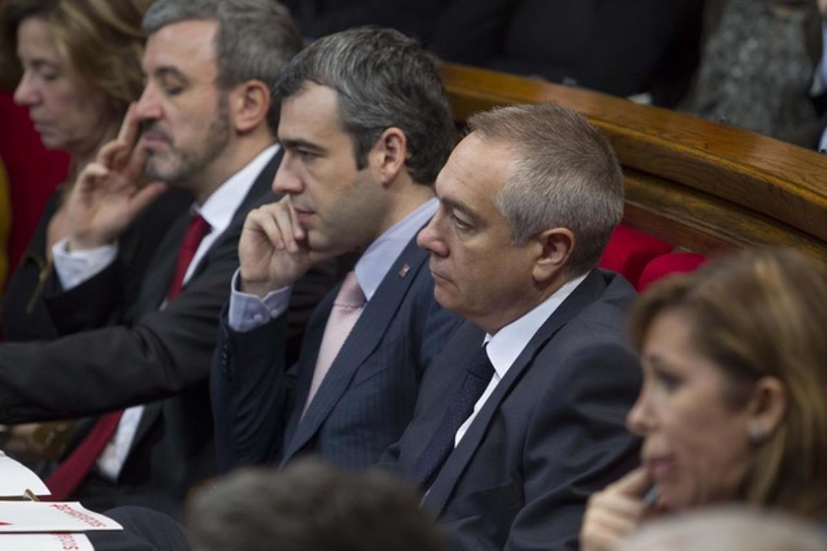 Pere Navarro, amb Maurici Lucena, en els seus escons, al Parlament.
