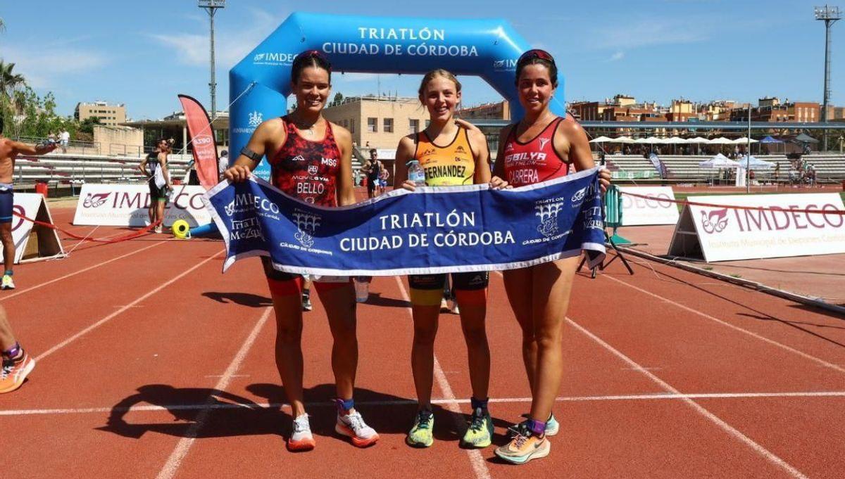 Podio femenino de la pasada edición del Triatlón Ciudad de Córdoba.