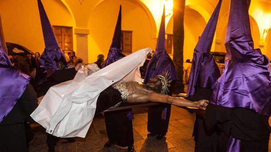 La lluvia obliga a interrumpir la procesión del Viernes de Dolores, que abre la Semana Santa