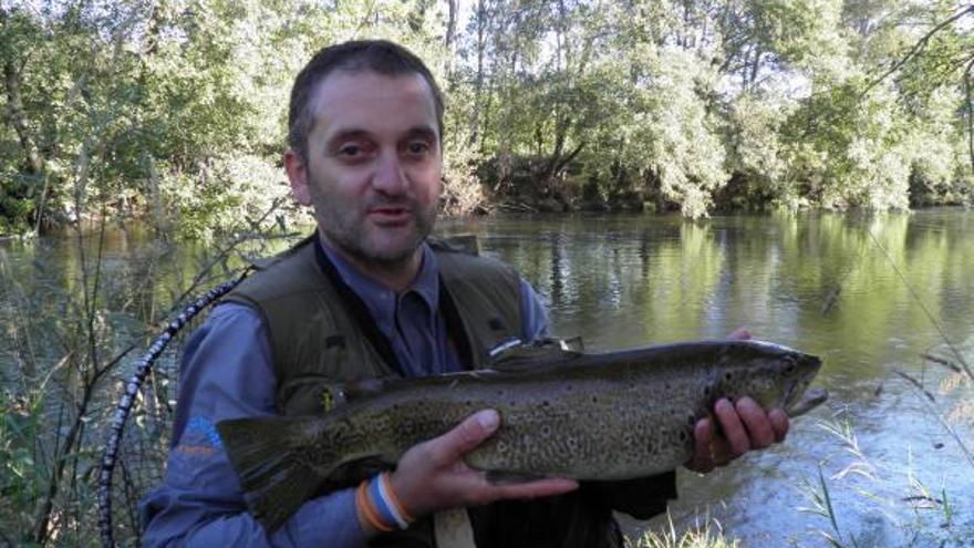 Sobre estas líneas, participantes en el campeonato y a la derecha, el benaventano José Miguel Juan Martínez con la pintona de 58 centímetros pescada en las aguas del Tera en Camarzana.
