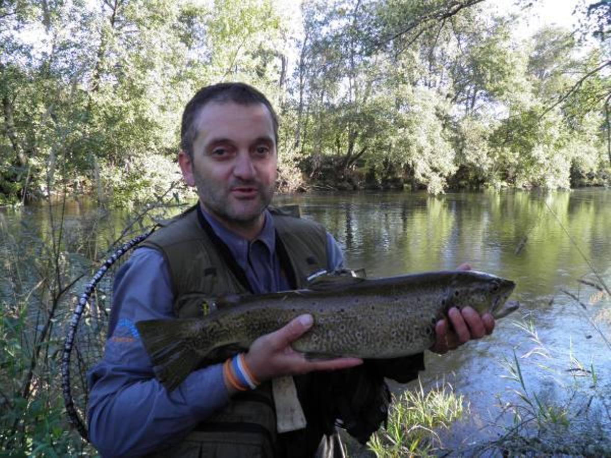 Sobre estas líneas, participantes en el campeonato y a la derecha, el benaventano José Miguel Juan Martínez con la pintona de 58 centímetros pescada en las aguas del Tera en Camarzana.