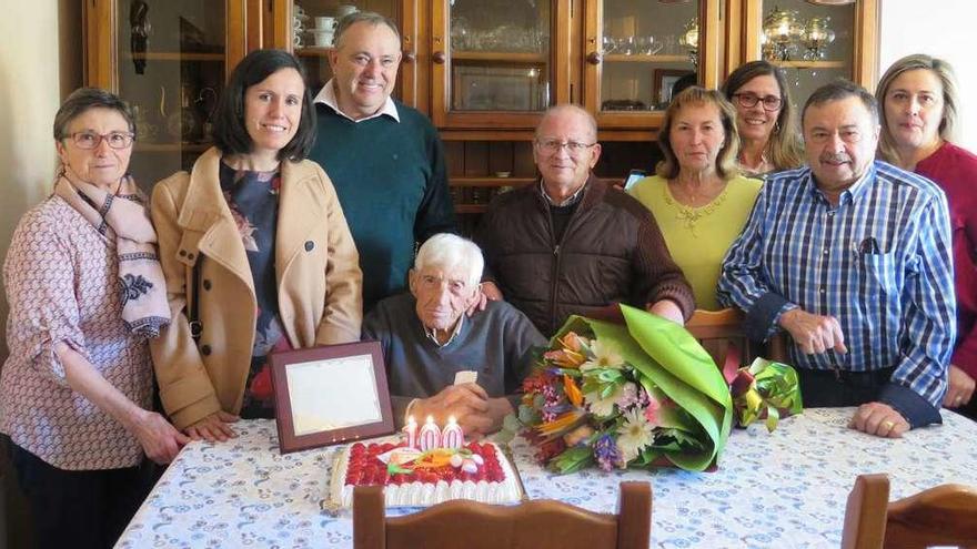 A Laracha rinde homenaje a un vecino centenario de Erboedo