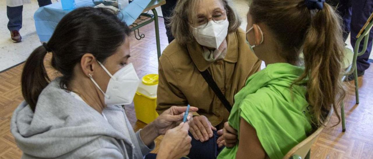 Vacunación de niños en colegios esta semana. | ALEX DOMÍNGUEZ