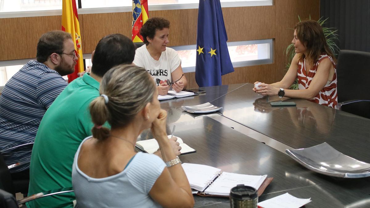 La alcaldesa, Carmina Ballester, durante la reunión con la directora de operaciones de Reental, Carla Castelló.