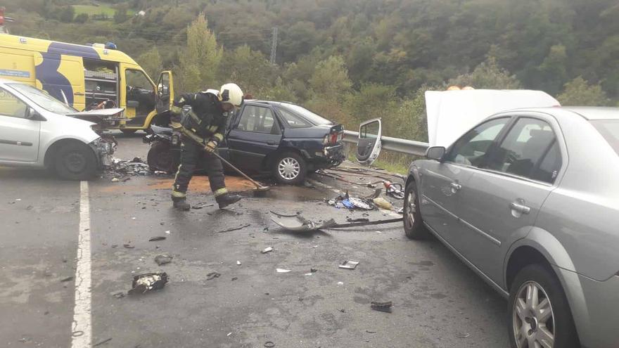 Una fallecida y una herida grave en el choque de dos vehículos en el Corredor del Nalón en Blimea