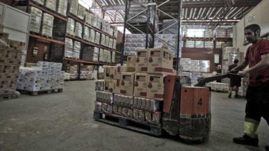 El almacén del Banco de Alimentos, ubicado en Mercalicante, estaba ayer a rebosar de alimentos de primera necesidad aportados por la Unión Europea.