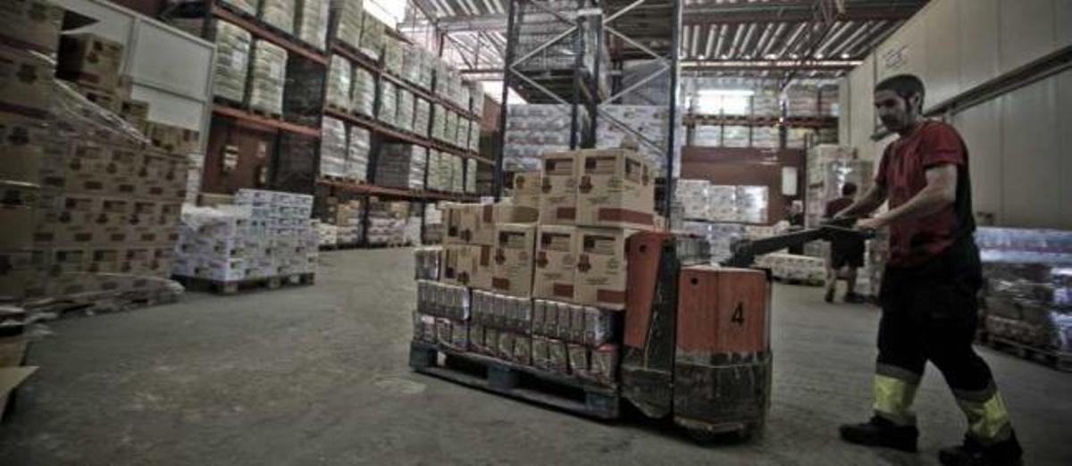 El almacén del Banco de Alimentos, ubicado en Mercalicante, estaba ayer a rebosar de alimentos de primera necesidad aportados por la Unión Europea.
