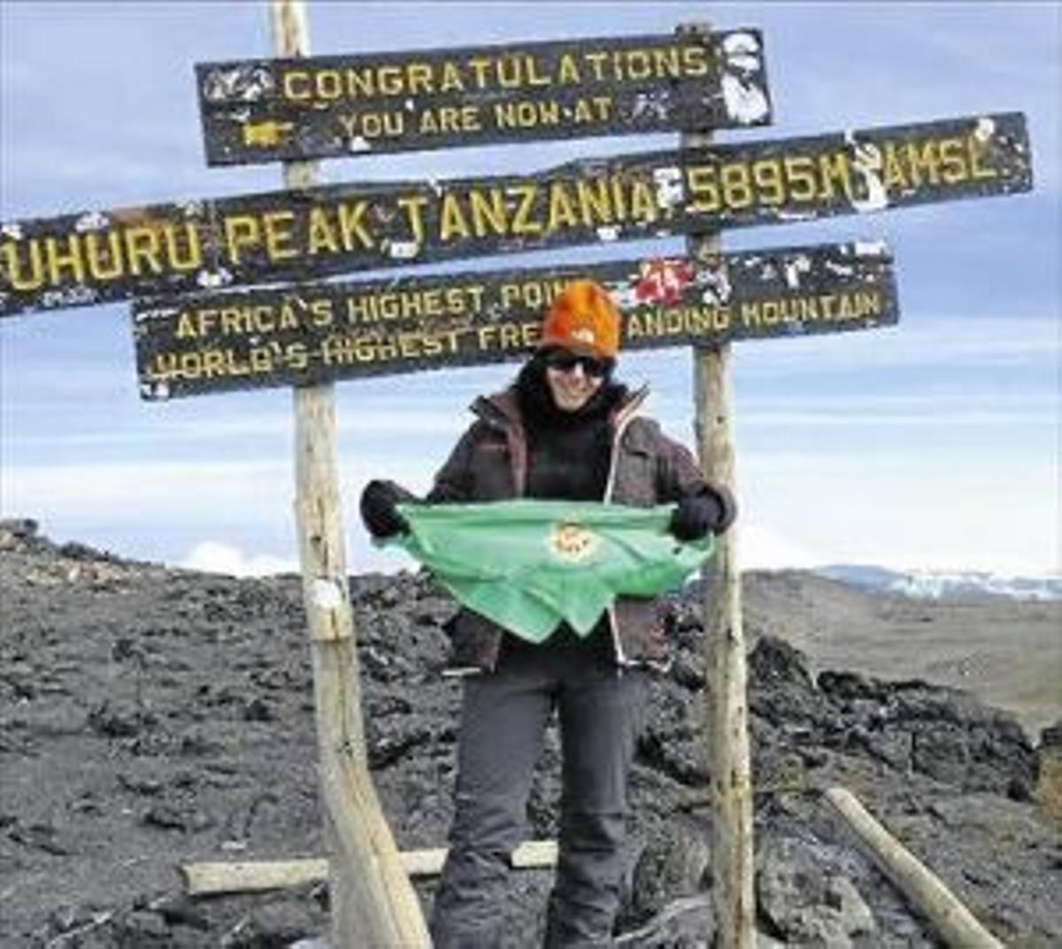 Una castellonera corona el Kilimanjaro con un ‘mocaor’