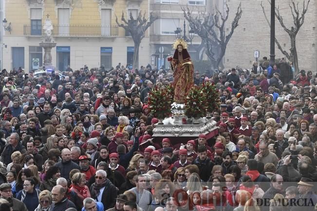 Los romeros acompañan a la Santa pese al frío.