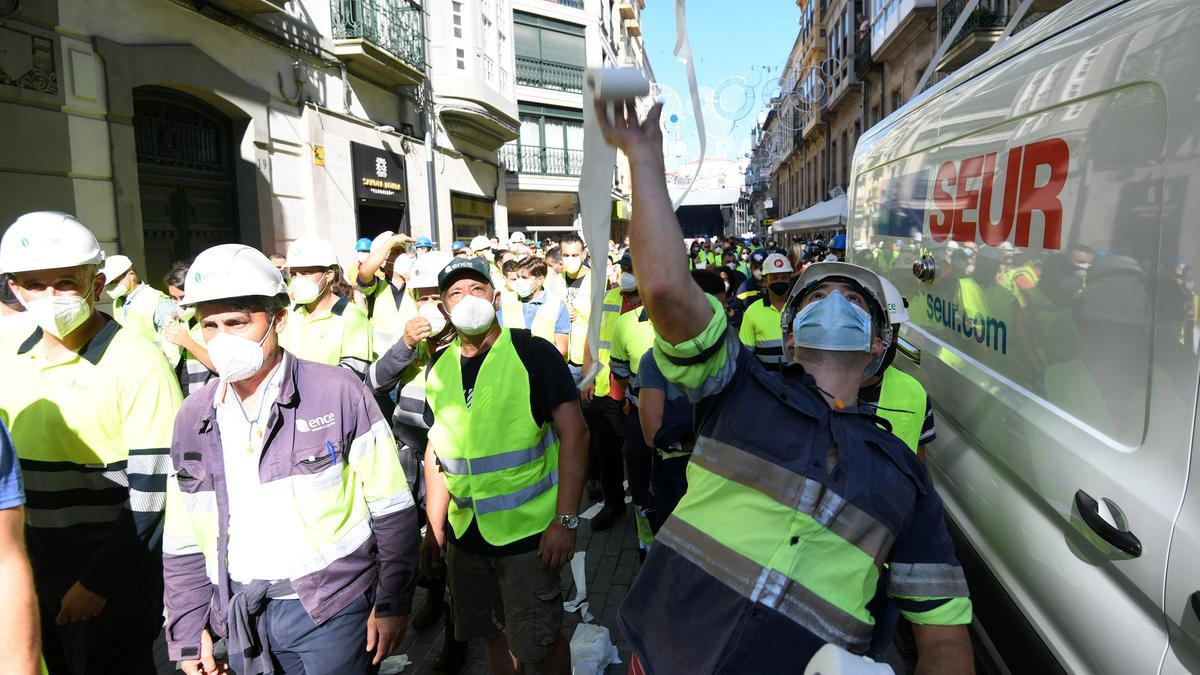 Trabajadores de Ence y auxiliares cortan el tráfico en los accesos a Pontevedra