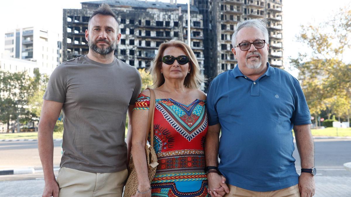 Oscar, Ángela y Pepe, víctimas del incendio de Campanar, seis meses después de la tragedia.