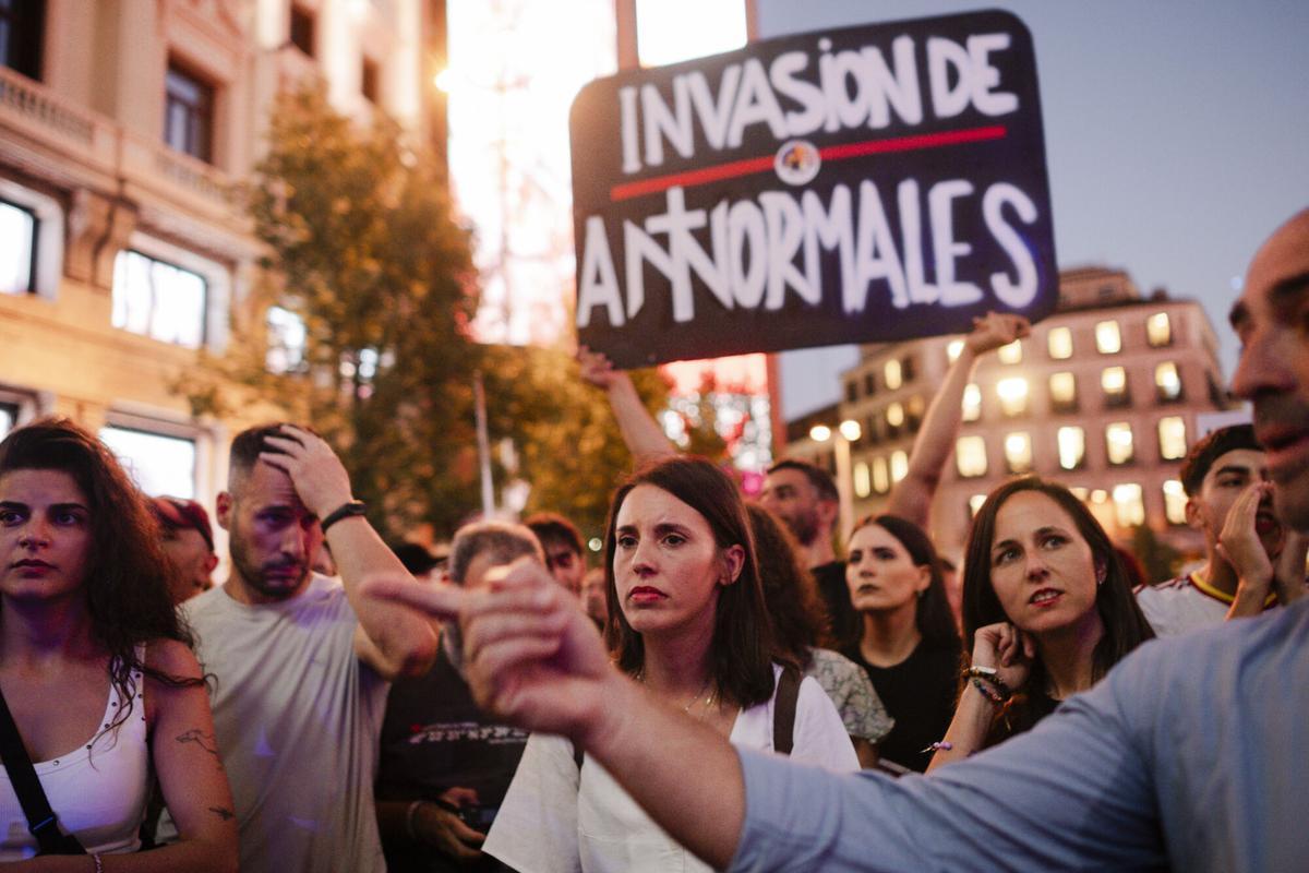 La secretaria general de Podemos, Ione Belarra (d) y la secretaria política y eurodiputada, Irene Montero (i)