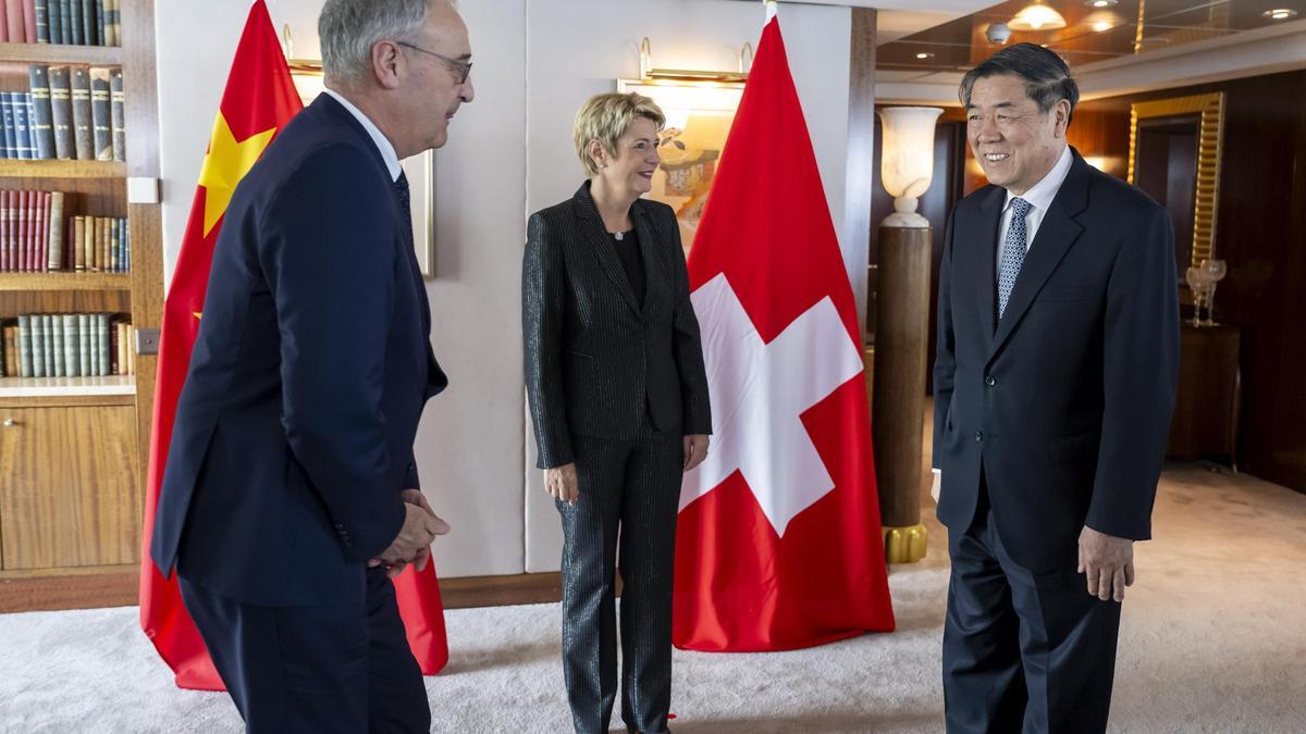 El viceprimer ministro chino, He Lifeng, saluda al ministro de Economía suizo, Guy Parmelin, ante la mirada de la presidenta de Suiza, Karin Keller-Sutter, este viernes.